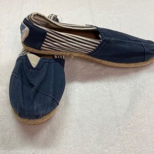 Toms New Navy University Stripe Slip on Flats Size 6.5 Womens Preowned